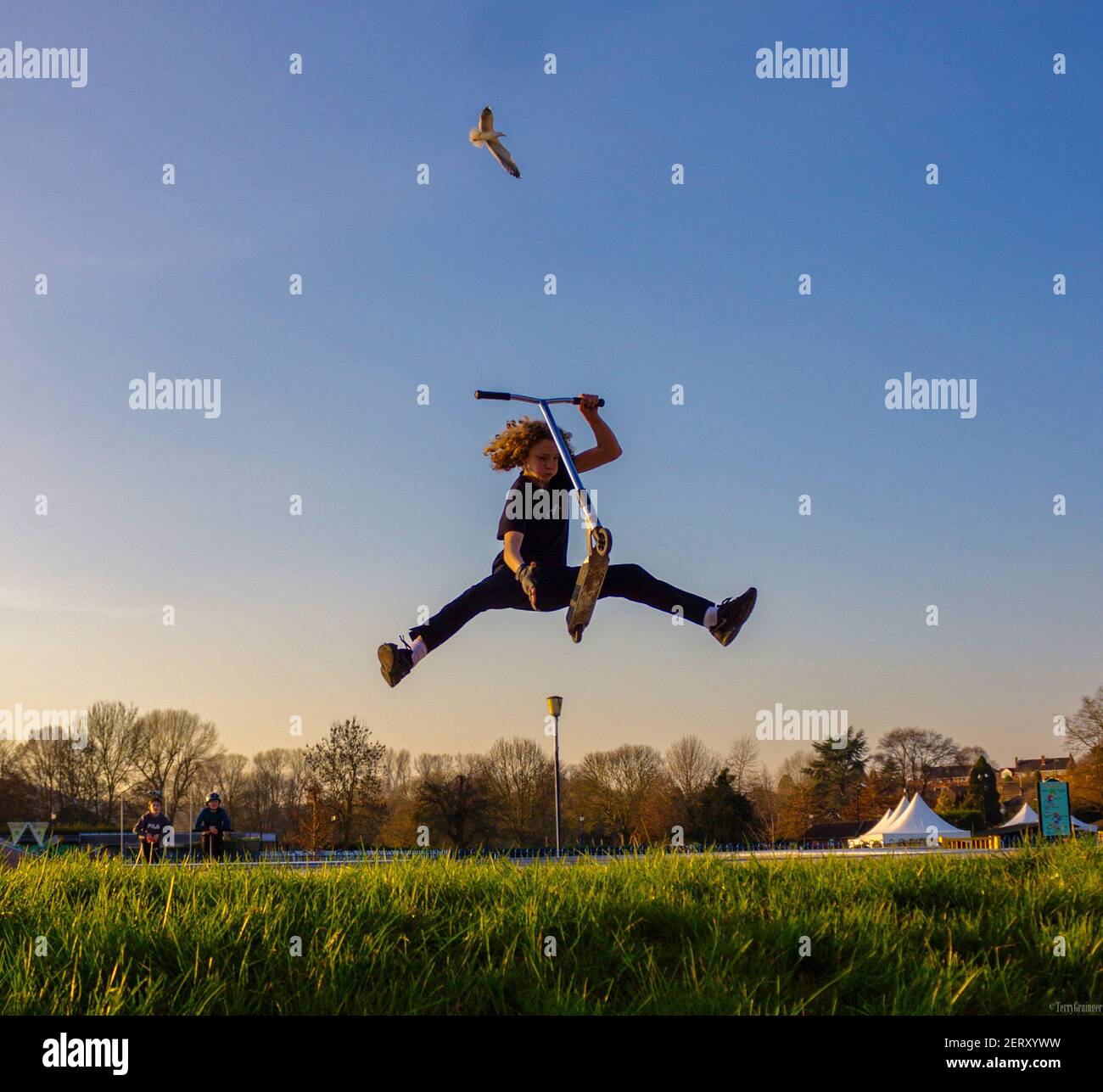 Jugend Durchführung beeindruckende Roller Stunt Stockfoto