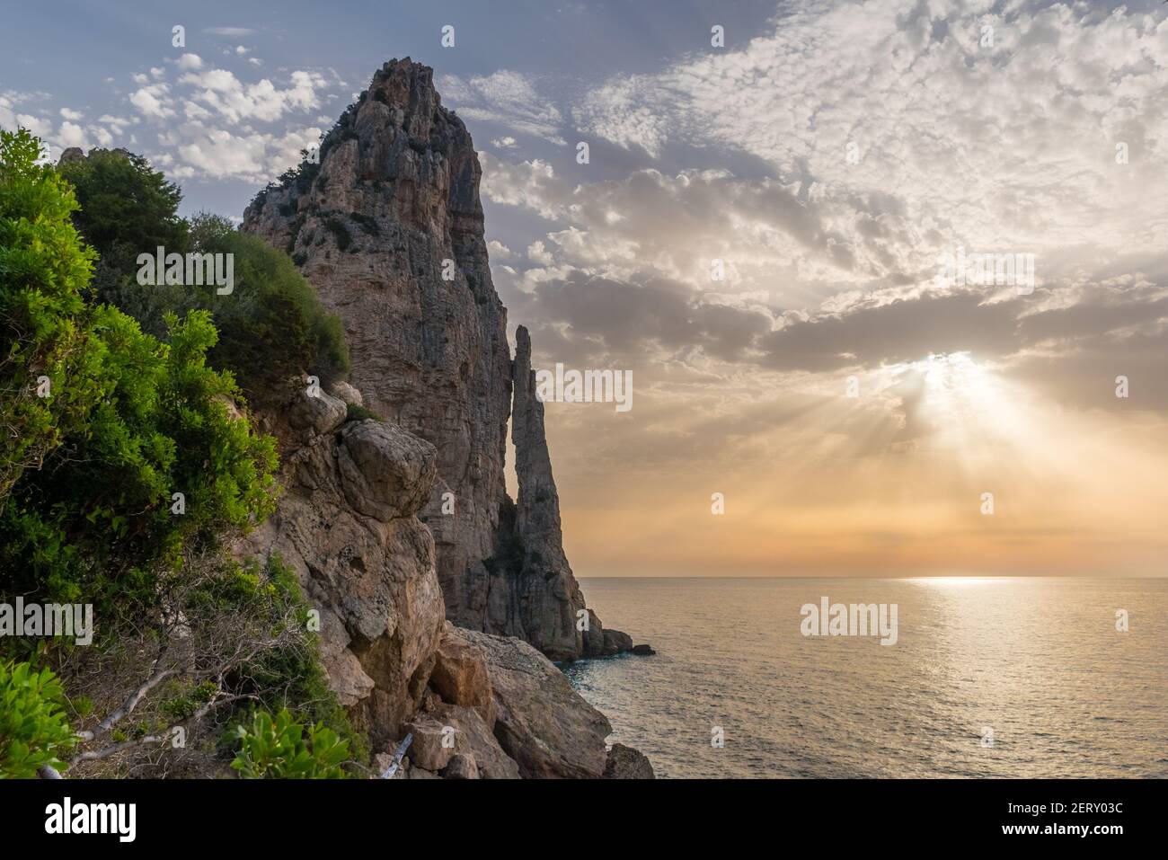 Felsenstein-Gipfel "Pedra Longa" im Golf von Orosei in der Nähe von Santa Maria Navarrese, kleines Dorf am Meer in Ogliastra (Sardinien, Italien) Stockfoto