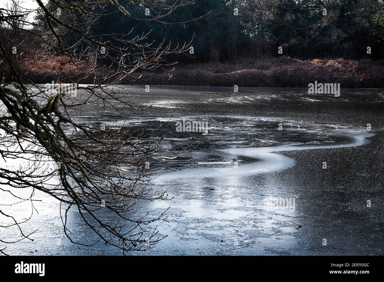 Gebrochene Eis auf einem See Stockfoto