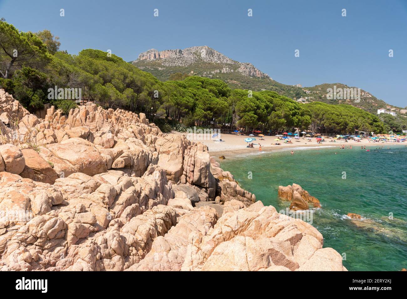 Küstenlinie in Santa Maria Navarrese, kleines Seedorf an der Südseite des Golfes von Orosei (Sardinien, Italien) Stockfoto
