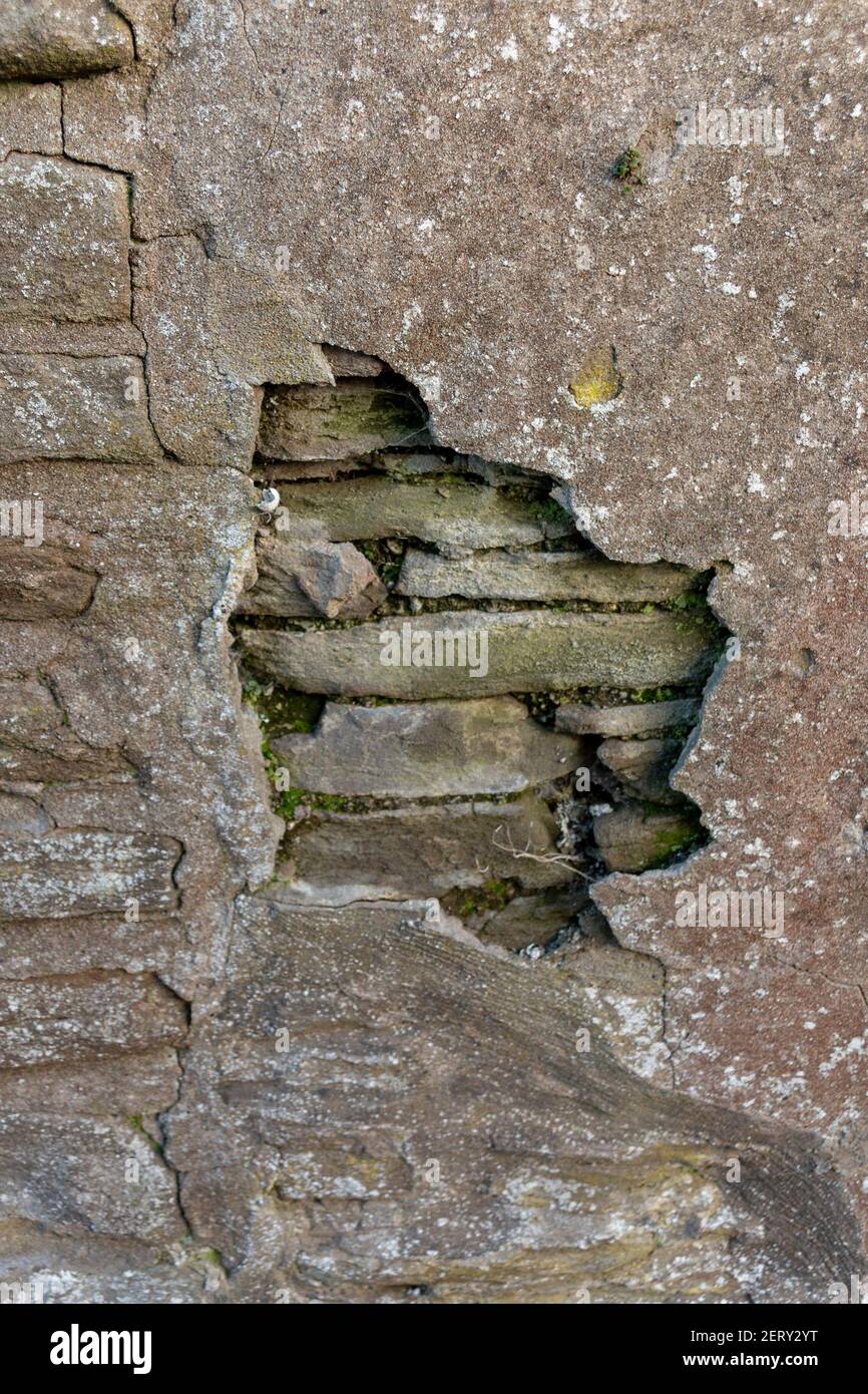 Eine Nahaufnahme einer Steinmauer mit einem Stück fehlt in der Mitte Stockfoto