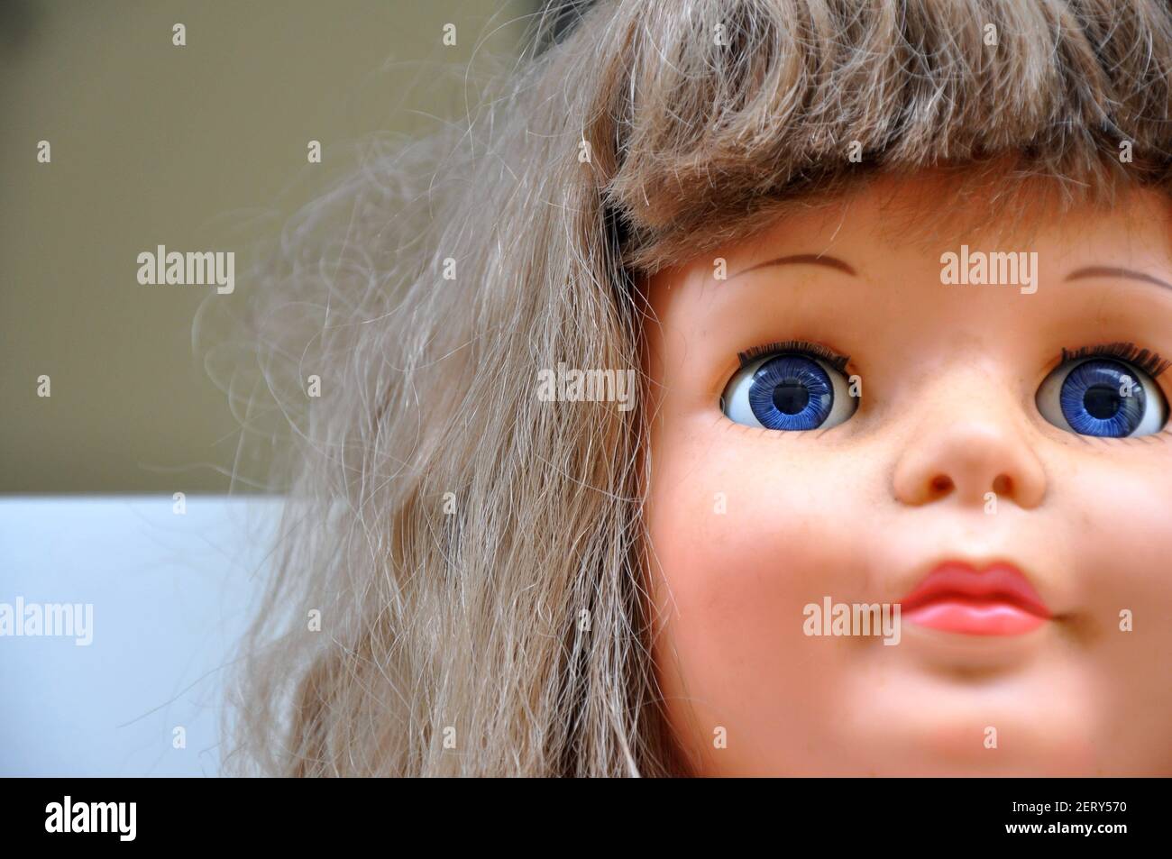 Puppe. Nahaufnahme von Puppengesicht, Puppengesicht im Zoom, in Pose, mit Details der Augen, Mund, Nase und Haare im Zoom mit selektivem Fokus auf die Augen Stockfoto