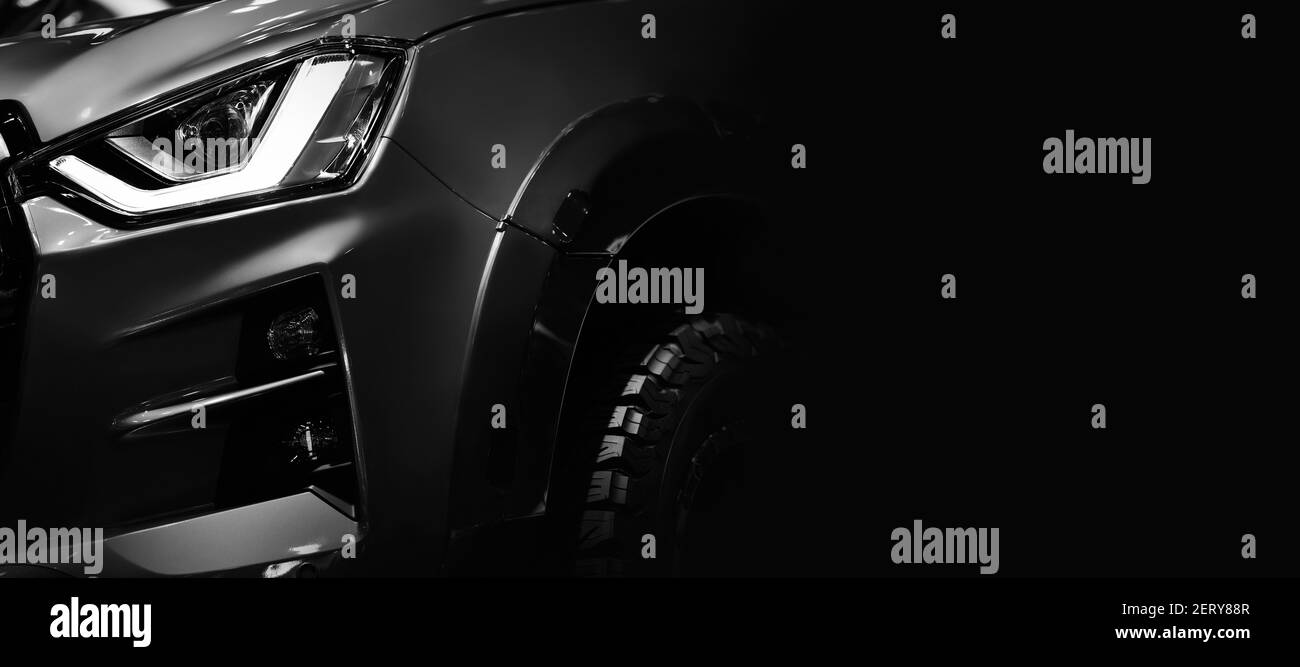 Nahaufnahme Detail auf einem der LED-Scheinwerfer Pickup Truck Schwarz-Weiß-Ton, Copy Space Stockfoto