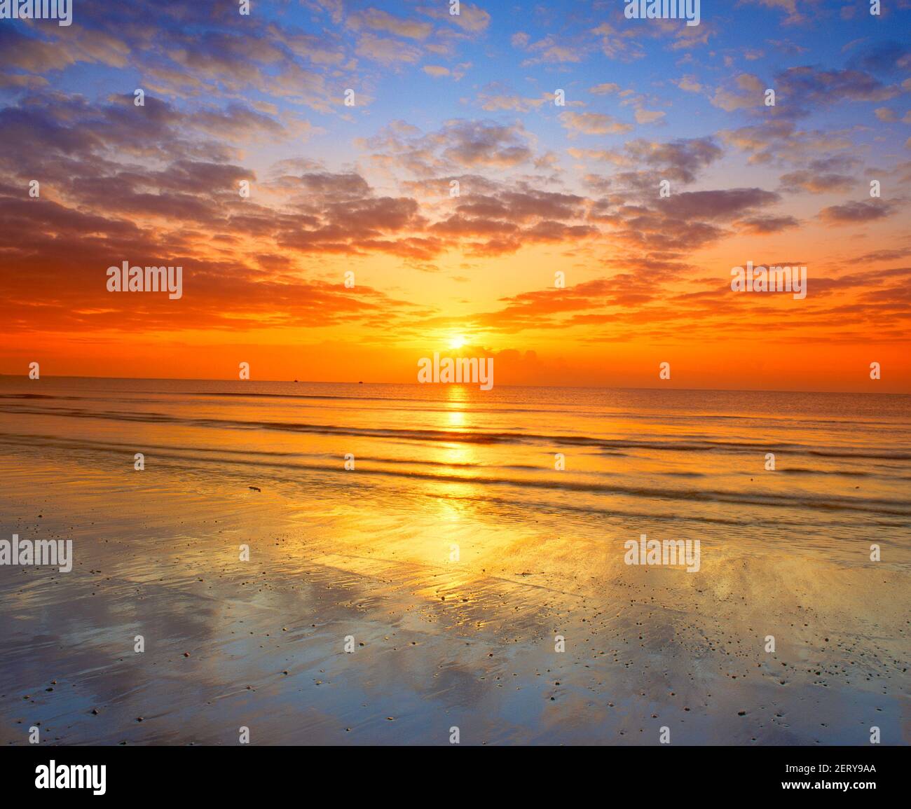 Großbritannien, Northumberland, Sonnenuntergang an der Küste Stockfoto