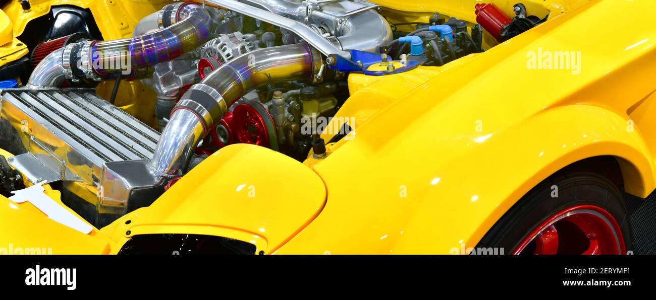 Nahaufnahme von bunten Details des Automotors. Modifikation des Turbomotors Stockfoto