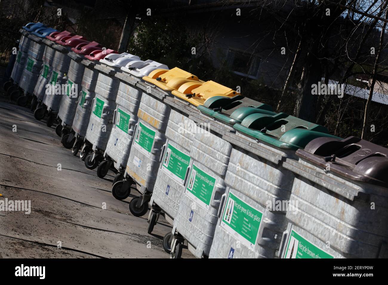 Öffentliche Abfalleimer für Recyclingstellen Stockfoto