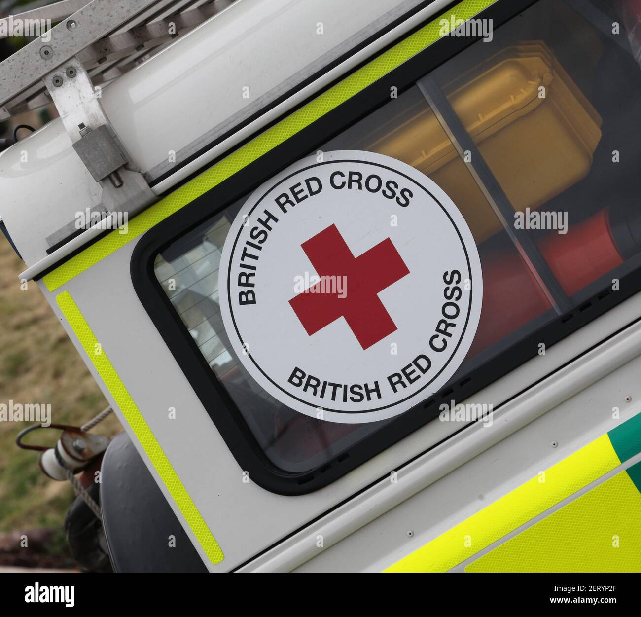 Britisches rotes Kreuz Zeichen in einem Fahrzeug Stockfoto