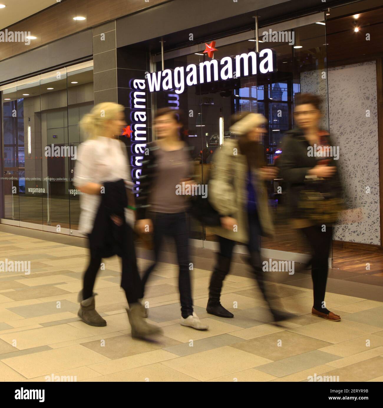 Leute, die an einem Wagamama Restaurant vorbeilaufen Stockfoto