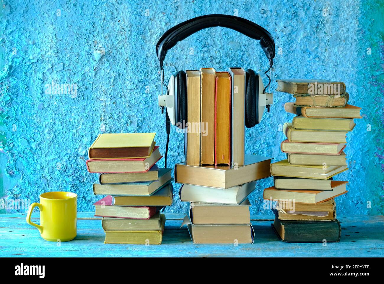 Hörbuch-Konzept mit Stapeln von Büchern und Vintage-Kopfhörer, Literatur, Unterhaltung, Bildung, gute Kopiefläche Stockfoto