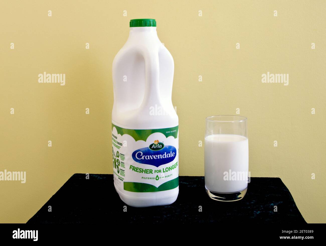 Plastikbehälter und Glas von Arla Cravendale gefilterte Milch, Großbritannien Stockfoto