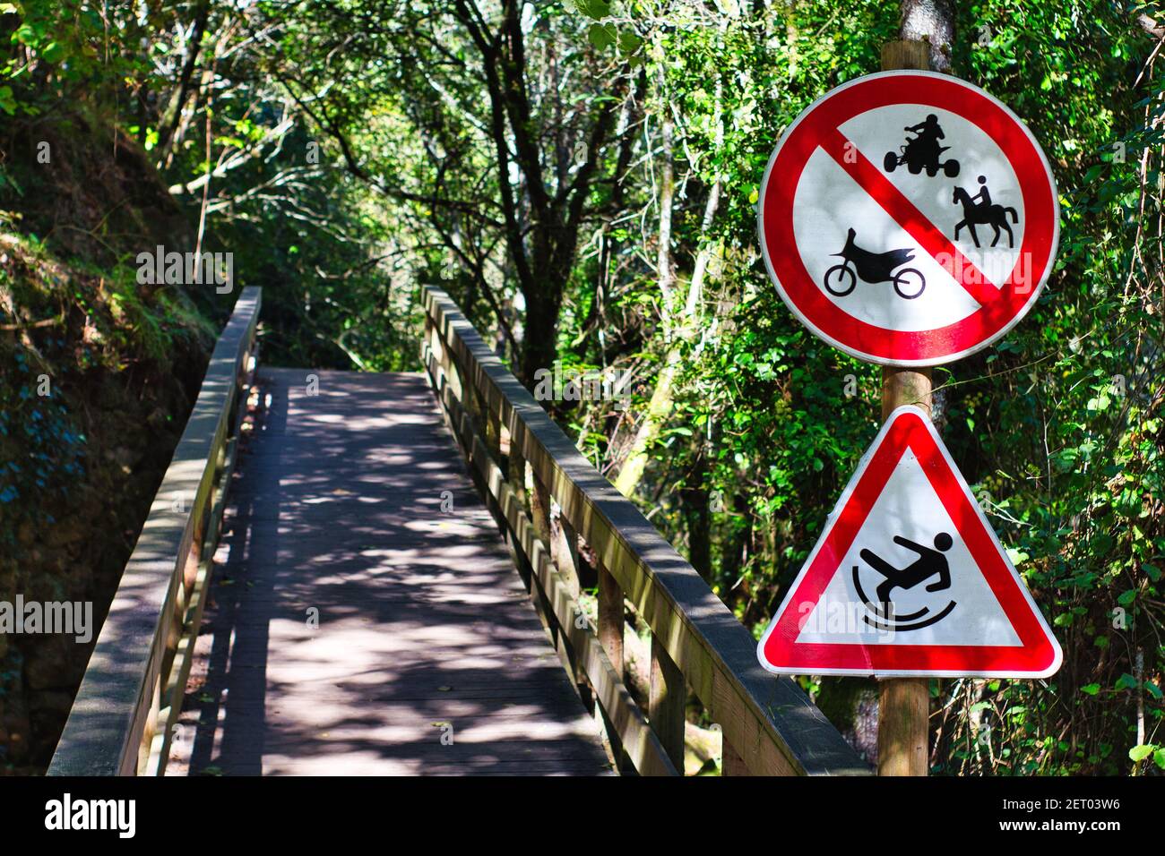 Holzweg in Sistelo mit einem rutschigen Boden Warnung und ein Verbot Schild Verbot Quads, Fahrräder und Pferde. Stockfoto