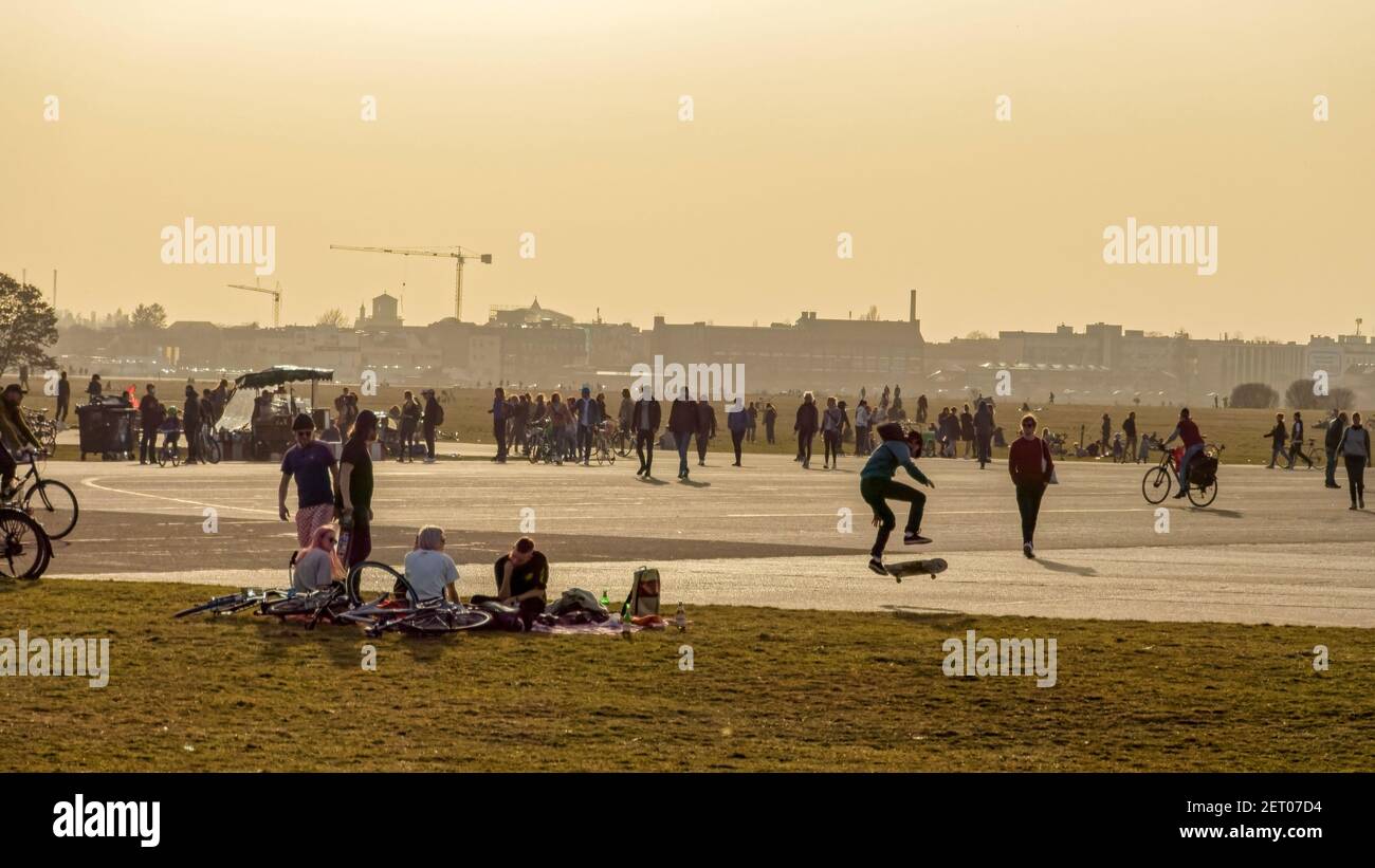 Vorfrühling Mitte Februar 2021 in Berlin, Tempelhofer Feld, Menschen bei Freizeitaktivitäten auf der Startbahn und Landebahn auf dem ehemaligen Flugh Stockfoto