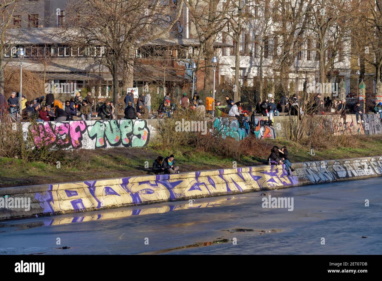 Vorfruehling am Landwehrkanal. Das Eis strafft bei milden Temperaturen. Kreuzberg, Berlin Stockfoto