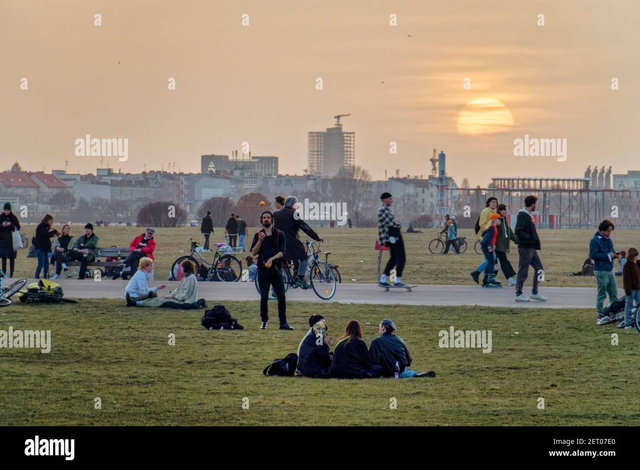 Vorfruehling Mitte Februar 2021 in Berlin, Tempelhofer Feld, Menschen bei Freizeitaktivitäten auf der Startbahn und Landebahn auf dem ehemaligen Flu Stockfoto