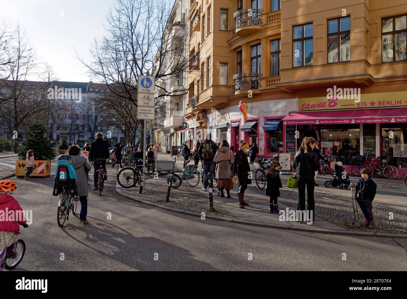 Lange vor Eisladen in Kreuzberg, Vorfruehling in Berlin Mitte Februar 2021 Stockfoto