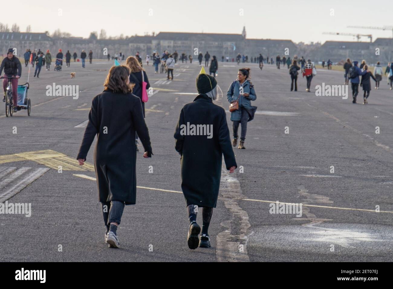 Vorfruehling Mitte Februar 2021 in Berlin, Tempelhofer Feld, Menschen bei Freizeitaktivitäten auf der Startbahn und Landebahn auf dem ehemaligen Flu Stockfoto