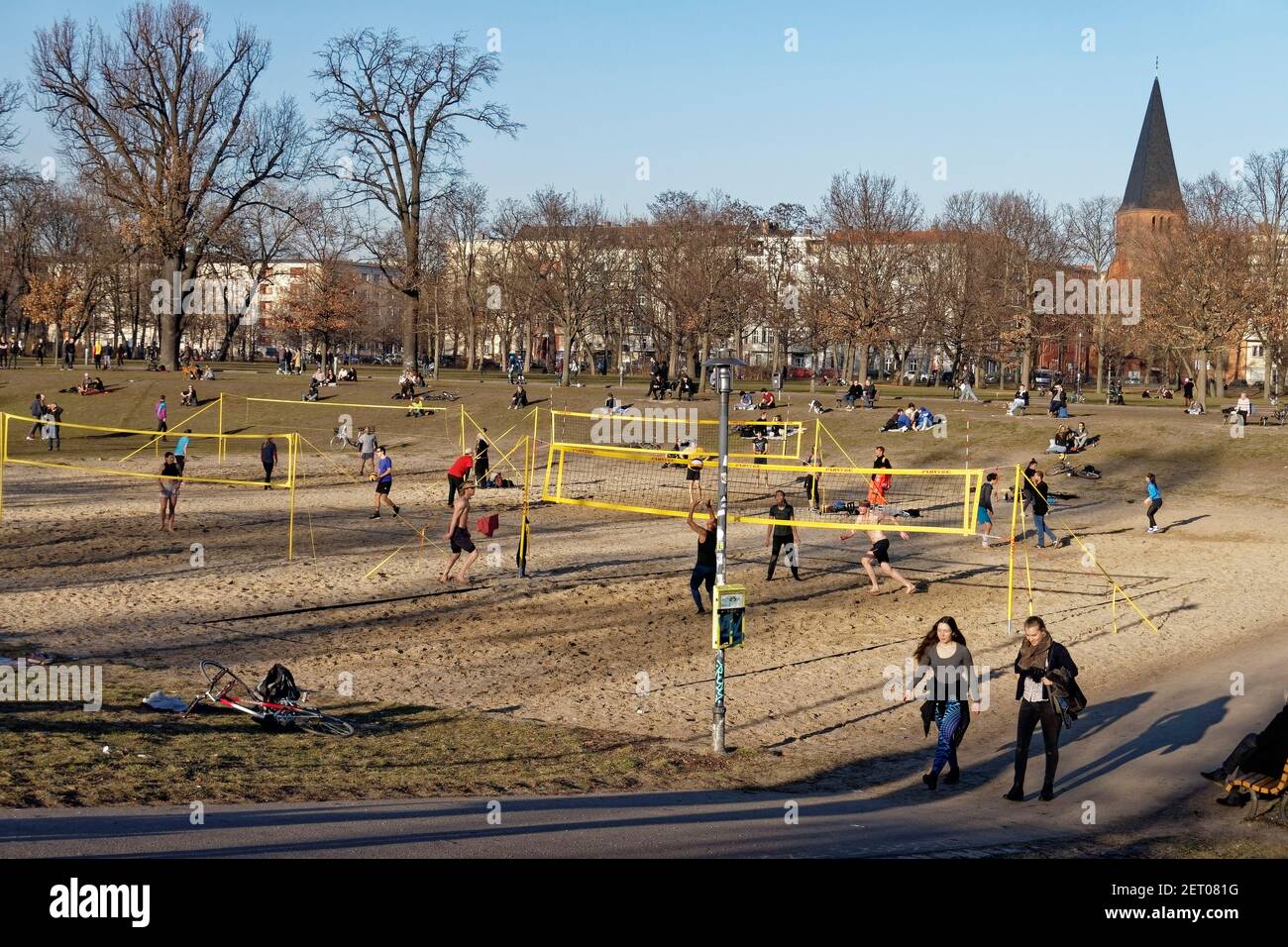 Vorfruehling in Berlin Mitte Februar 2021 , Volkspark Friedrichshain, Volleyballspieler, Stockfoto