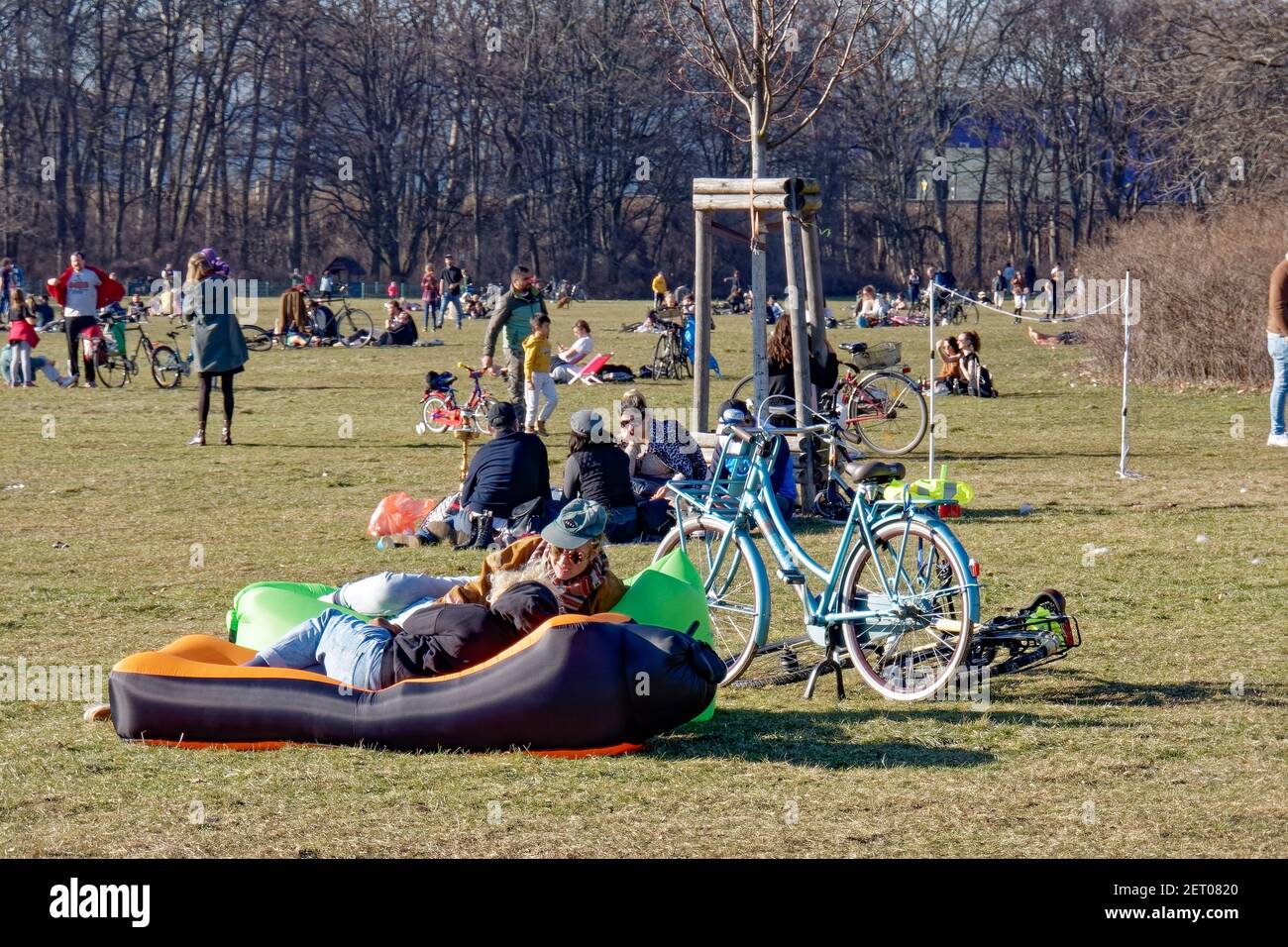 Vorfruehling in Berlin Mitte Februar 2021 , Treptower Park, Junge Leute geniessen das milde Fruehlingswetter . Stockfoto