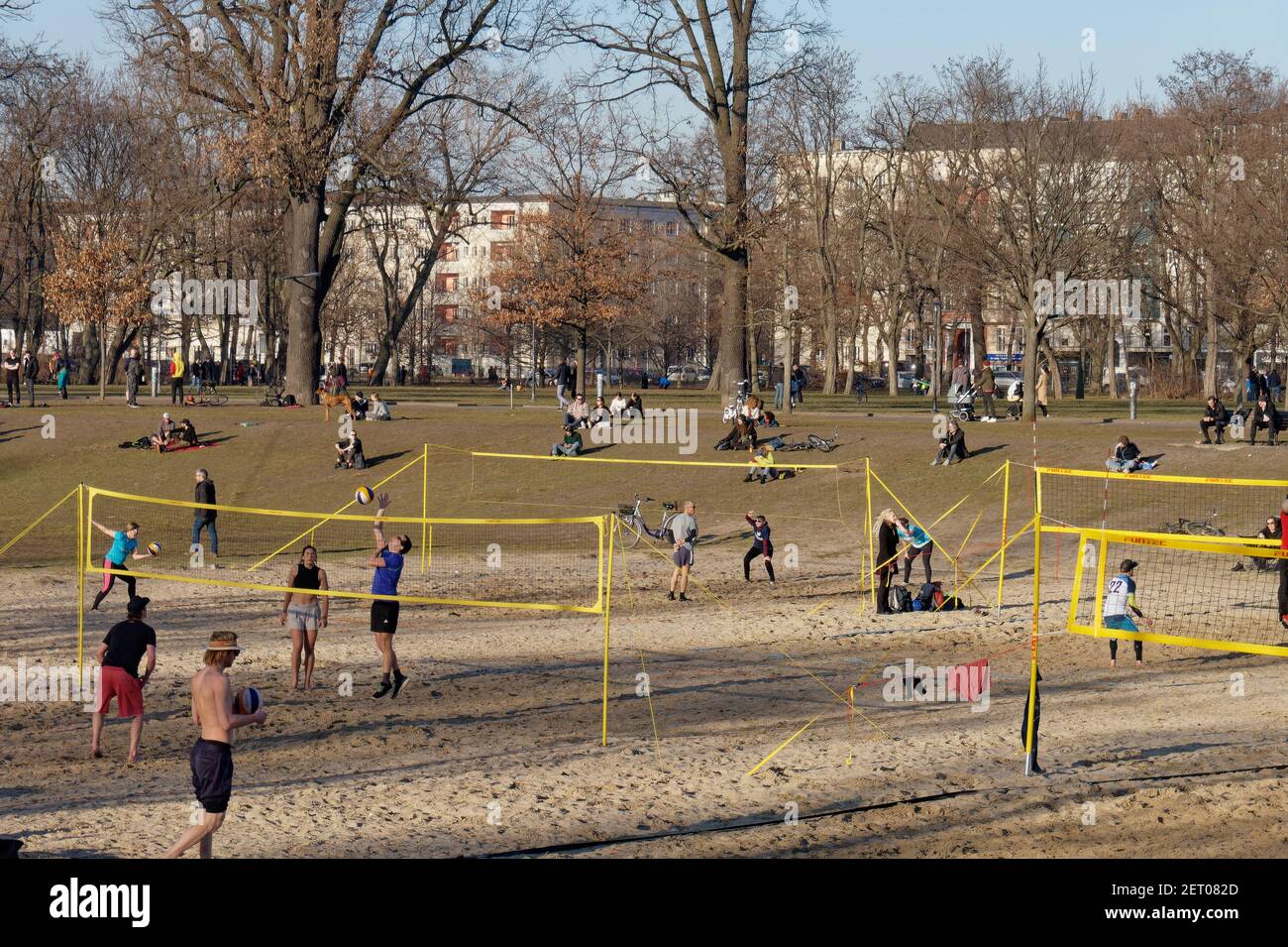 Vorfruehling in Berlin Mitte Februar 2021 , Volkspark Friedrichshain, Volleyballspieler, Stockfoto