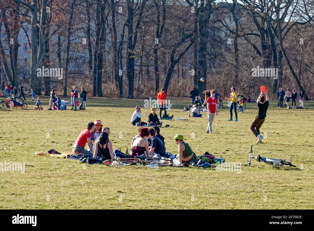 Vorfruehling in Berlin Mitte Februar 2021 , Treptower Park, Junge Leute geniessen das milde Fruehlingswetter Stockfoto