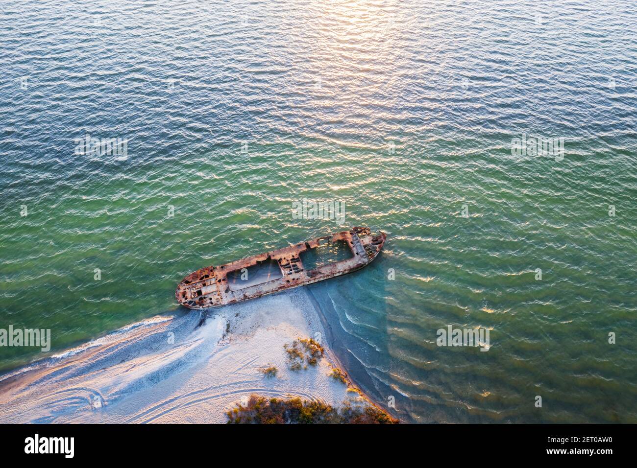 Altes Schiffswrack Stahlbetonkahn verlassen stehen am Strand auf Die Küste des Schwarzen Meeres in der Ukraine Stockfoto