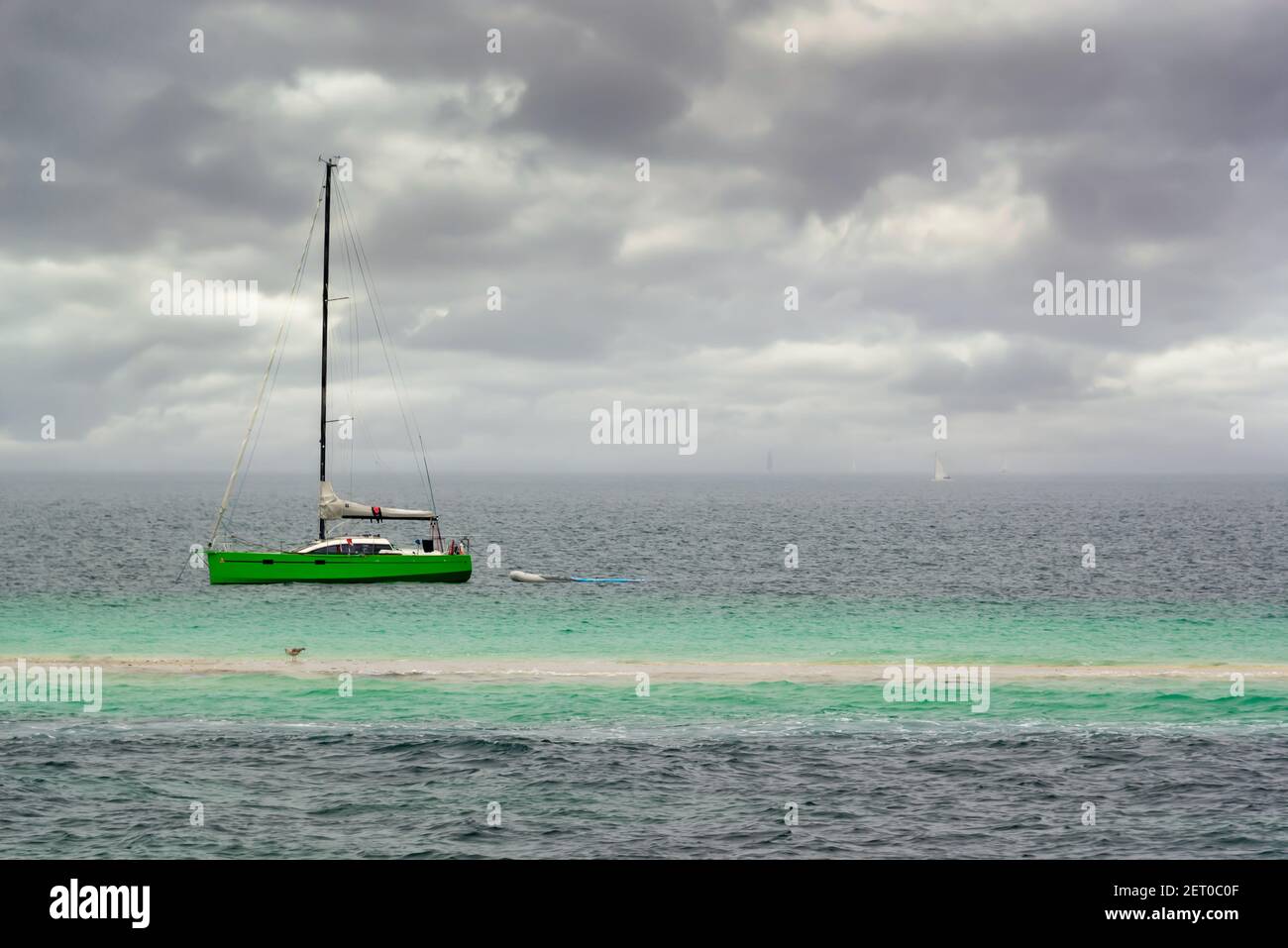 Segelboot in der Nähe einer Sandbank auf den Glénan Inseln, Bretagne, Frankreich. Stockfoto