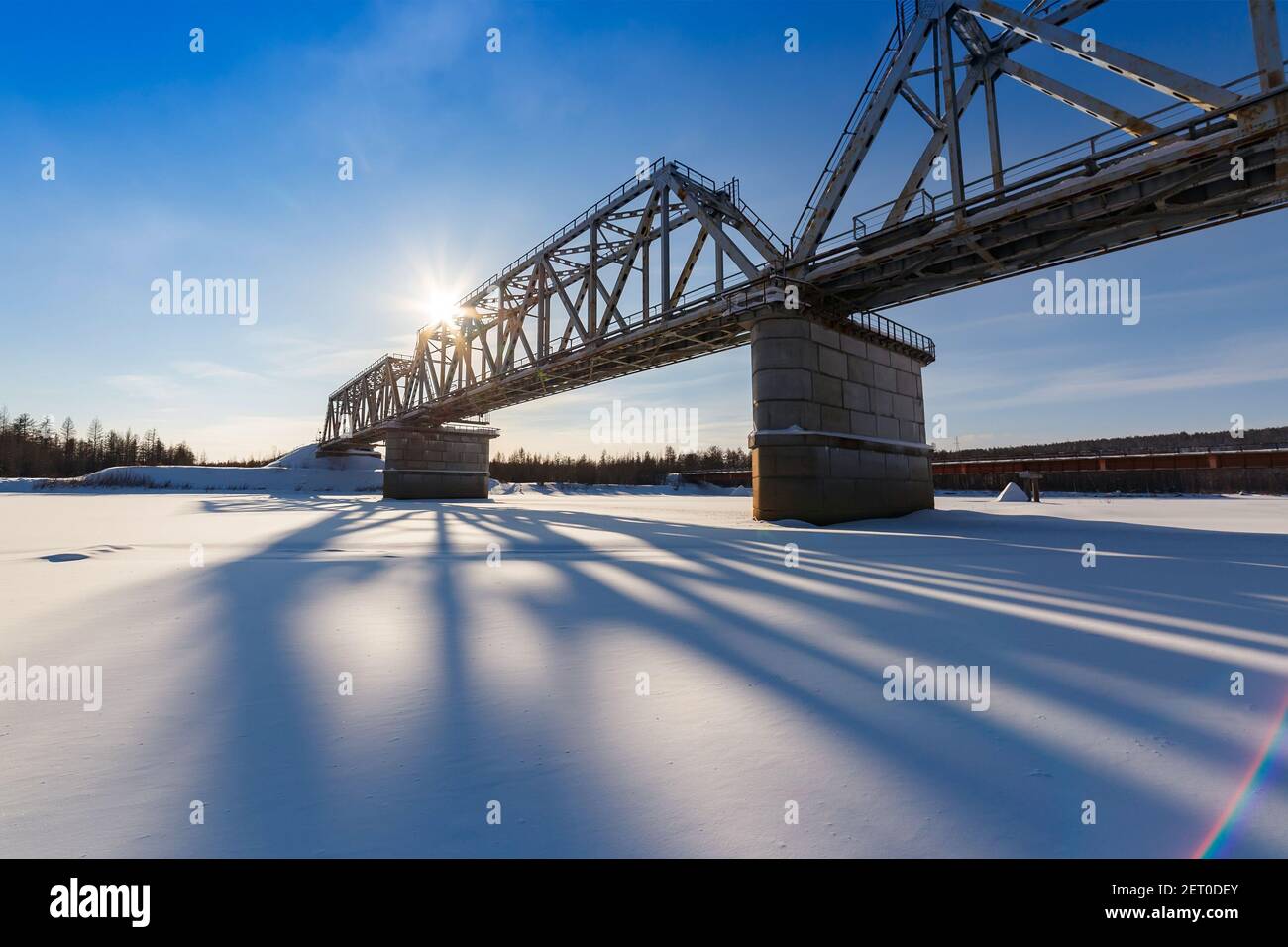 Eisenbahnbrücke über den Fluss Chulman in Süd-Jakutien, Russland, im Winter Stockfoto
