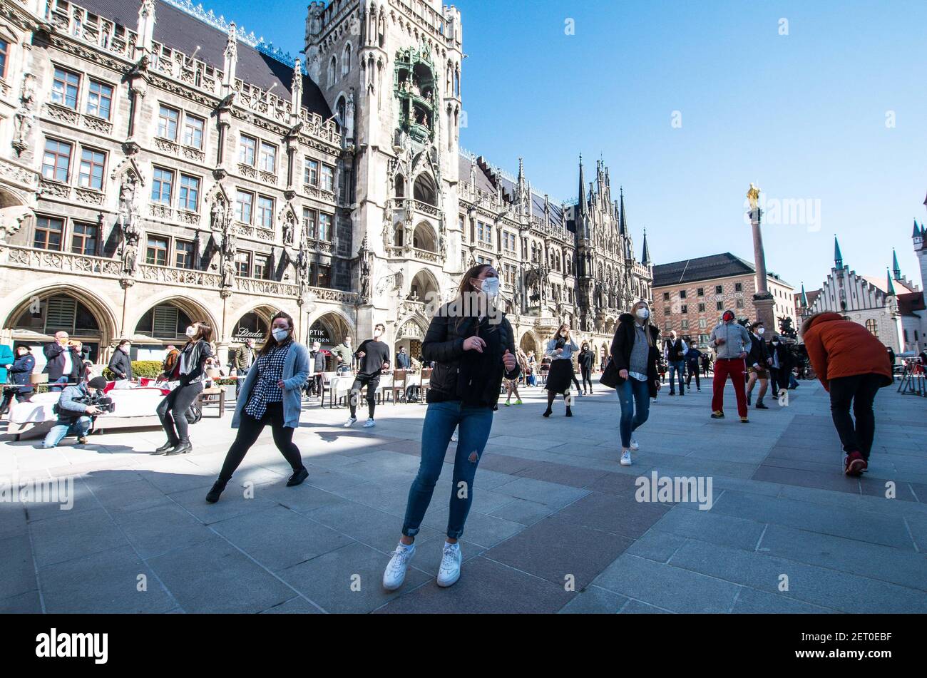 München, Bayern, Deutschland. März 2021, 1st. Im Vorfeld der Bund-Länder-Konferenz am 3rd. März veranstalteten Hoteliers- und Gastronomieverbände den stillen Marienplatz mit Musik und Tanz mit vorbereiteten Tischen und Betten, um die Existenzbedrohungen dieser Industrien darzustellen. Die Gruppen, einschließlich Dehoga, fordern keine Wiedereröffnung um jeden Preis, sondern einen zuverlässigen Austrittsplan, für den sie planen können. Quelle: Sachelle Babbar/ZUMA Wire/Alamy Live News Stockfoto