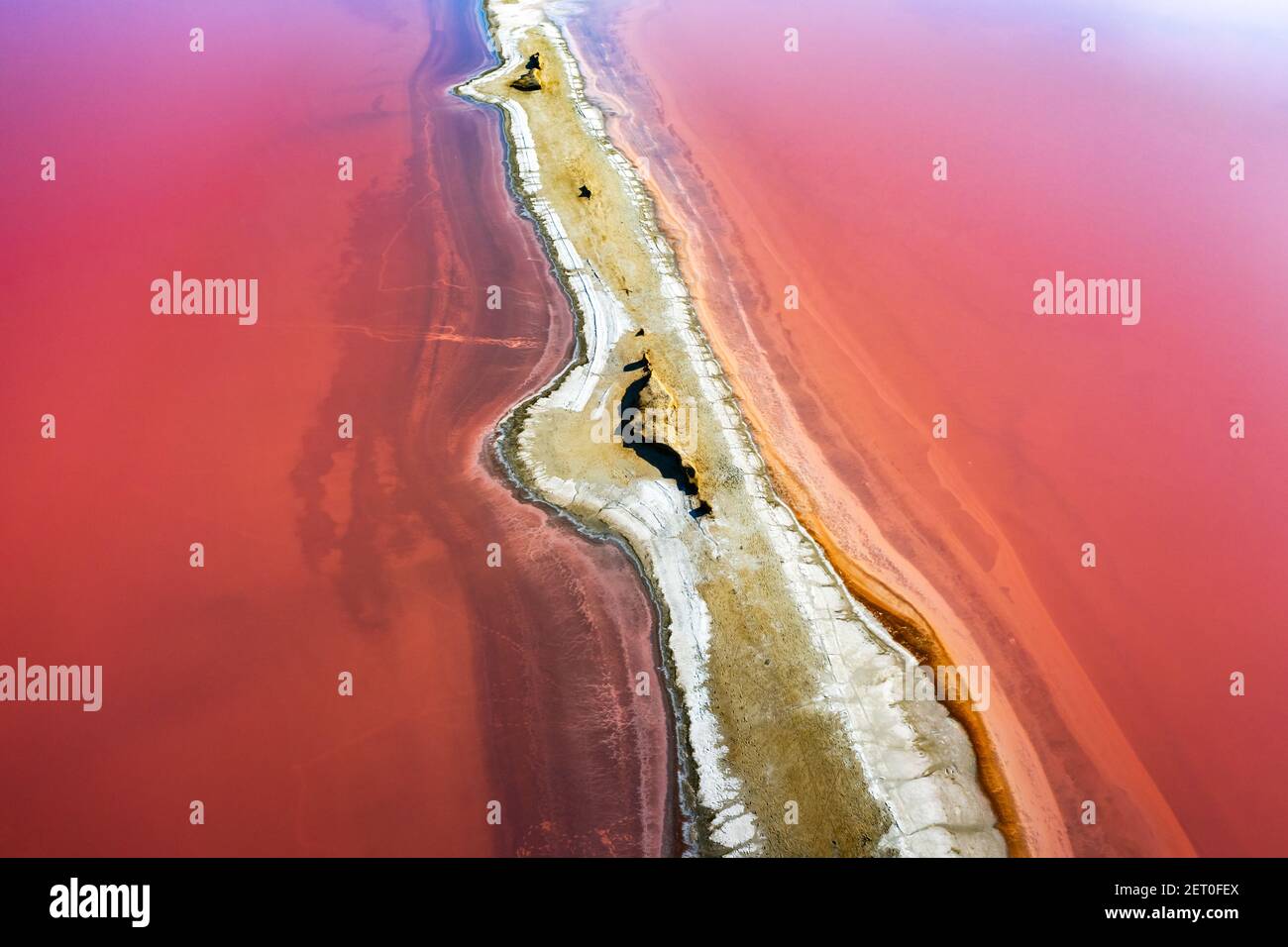 Abstrakte Ansicht von rosa See Salzwasser von Drohne. Kreative Natur Farbkonzept. Draufsicht Hintergrund Stockfoto