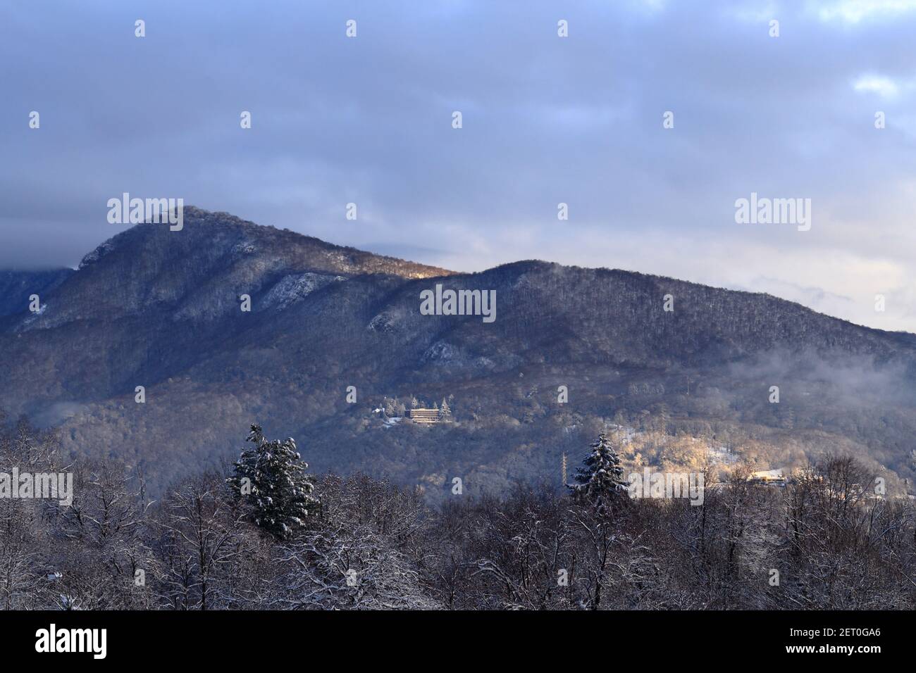 Panorama der Hügel in der Lombardei, Italien, nach einem Schneefall Stockfoto