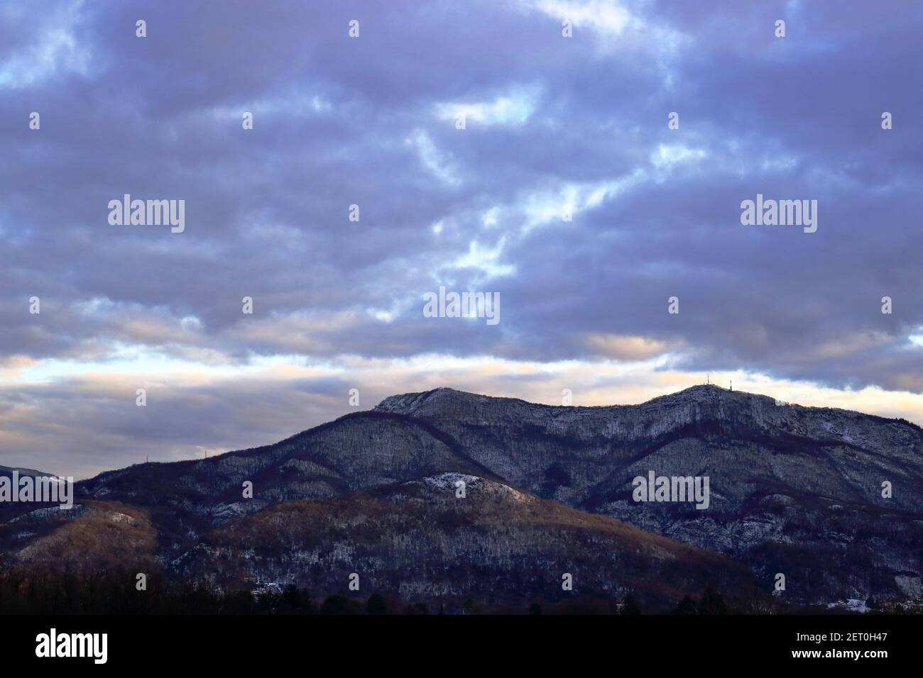 Blick auf die Hügel in der Lombardei Italien nach einem Schneefall mit bewölktem Himmel. Stockfoto
