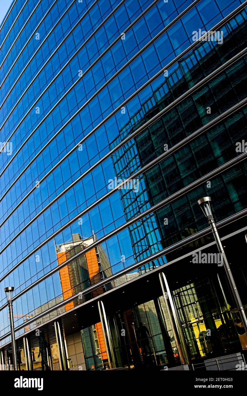 Portrait-Format von zeitgenössischen Glas Fassade Bürogebäude moderne Architektur, Brüssel, Europa Stockfoto