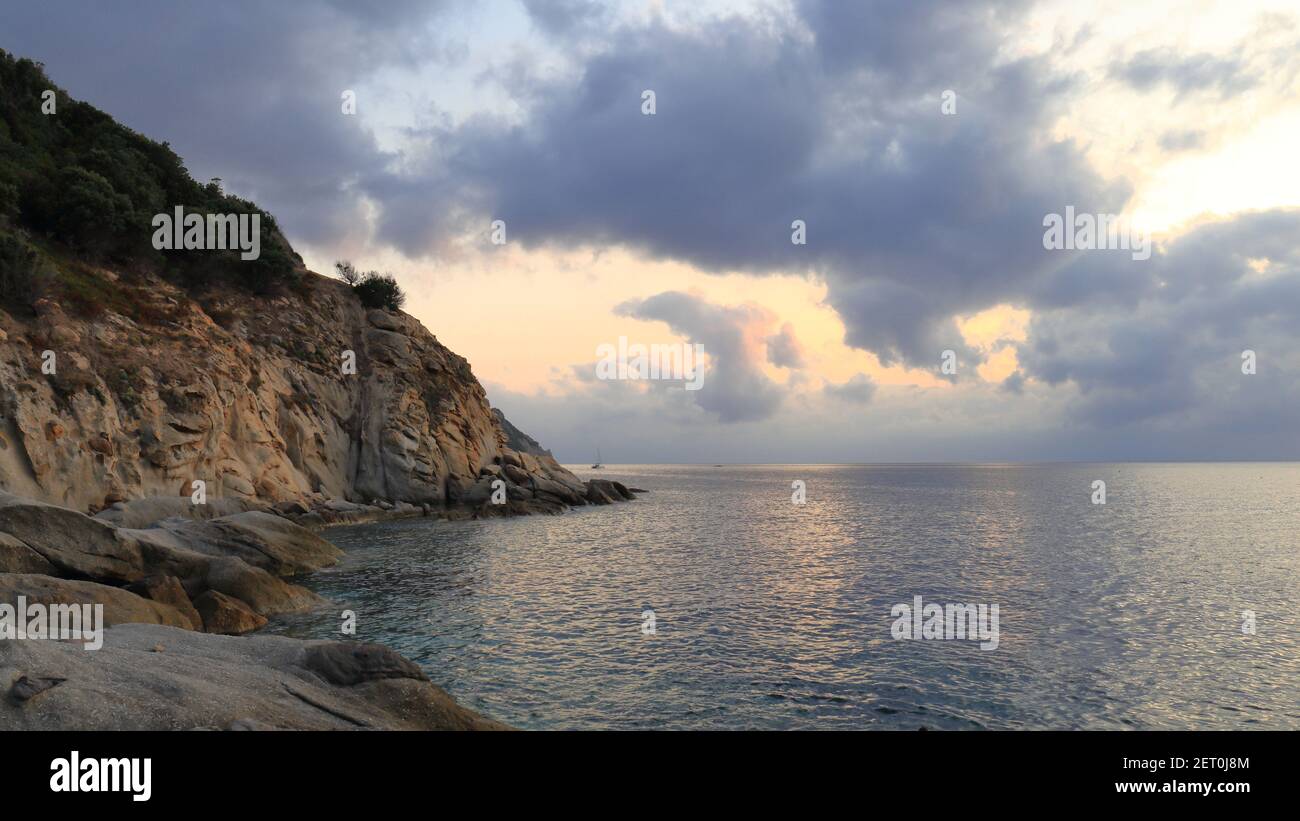 Entspannendes Sonnenuntergangspanorama auf der Insel Elba, Toskana, Italien, mit Farben, Wolken, Felsen. Stockfoto
