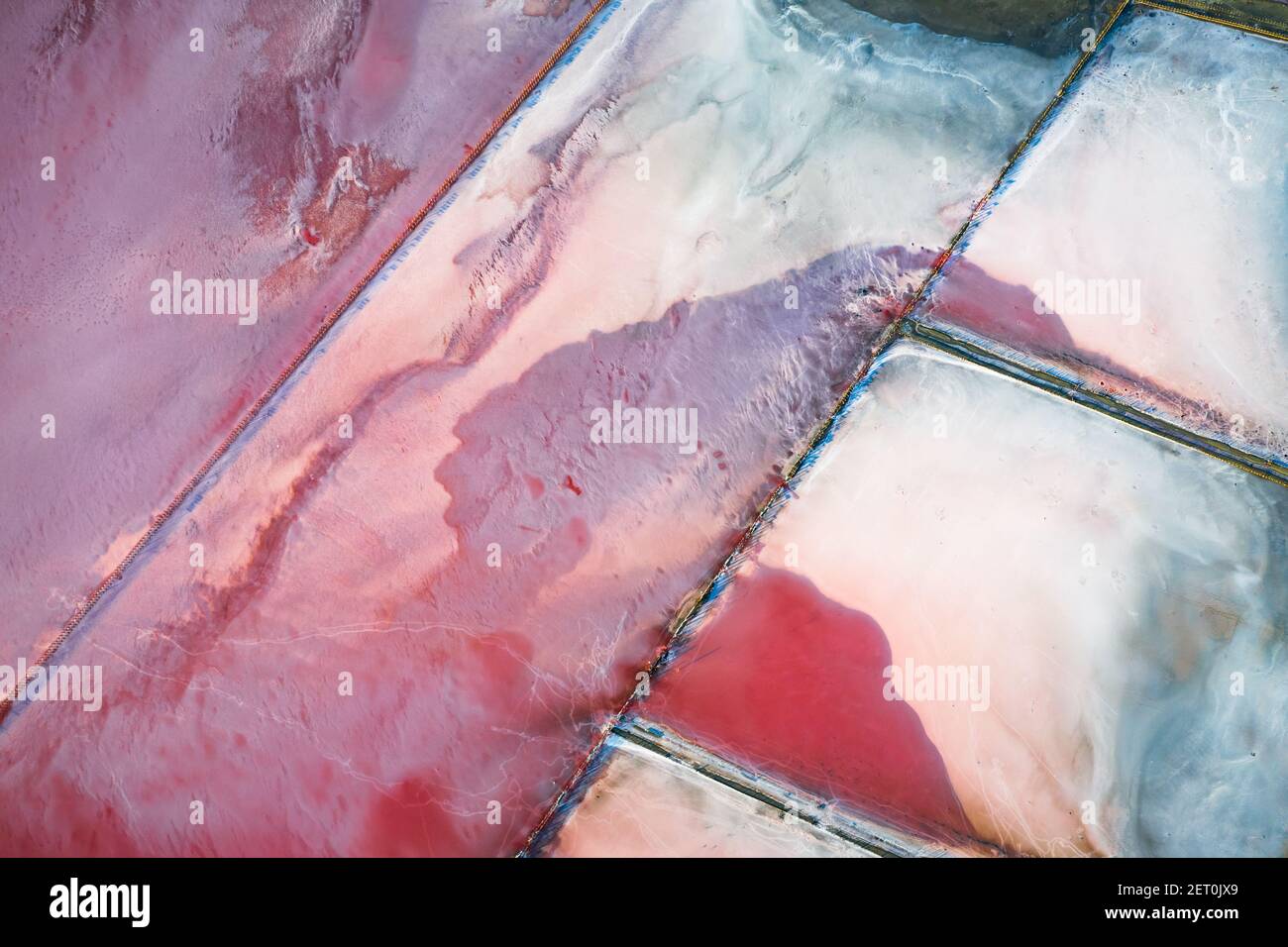 Abstrakte Ansicht von rosa See Salzwasser von Drohne. Kreative Natur Farbkonzept. Draufsicht Hintergrund Stockfoto