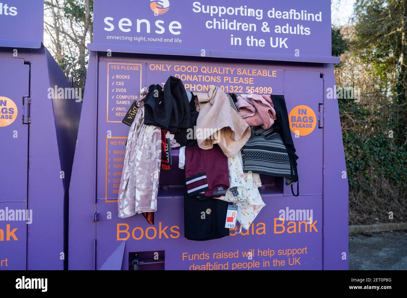 Sense Charity Kleidung Bank überfüllt in Crawley Großbritannien Stockfoto