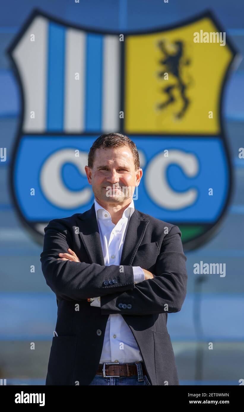 Chemnitz, Deutschland. März 2021, 01st. Marc Arnold, der neue Sportgeschäftsführer des Chemnitzer FC, steht vor dem Vereinslogo im Stadion in der Gellertstraße. Der 50-Jährige will den Verein aus der Regionalliga und zurück in den Profifußball führen. In der regionalen Liga-Saison, die weiterhin durch die Corona-Pandemie unterbrochen wird, ist der FC auf dem neunten Platz in der Tabelle mit 17 Punkten nach 13 Spielen. Quelle: Jan Woitas/dpa-Zentralbild/ZB/dpa/Alamy Live News Stockfoto