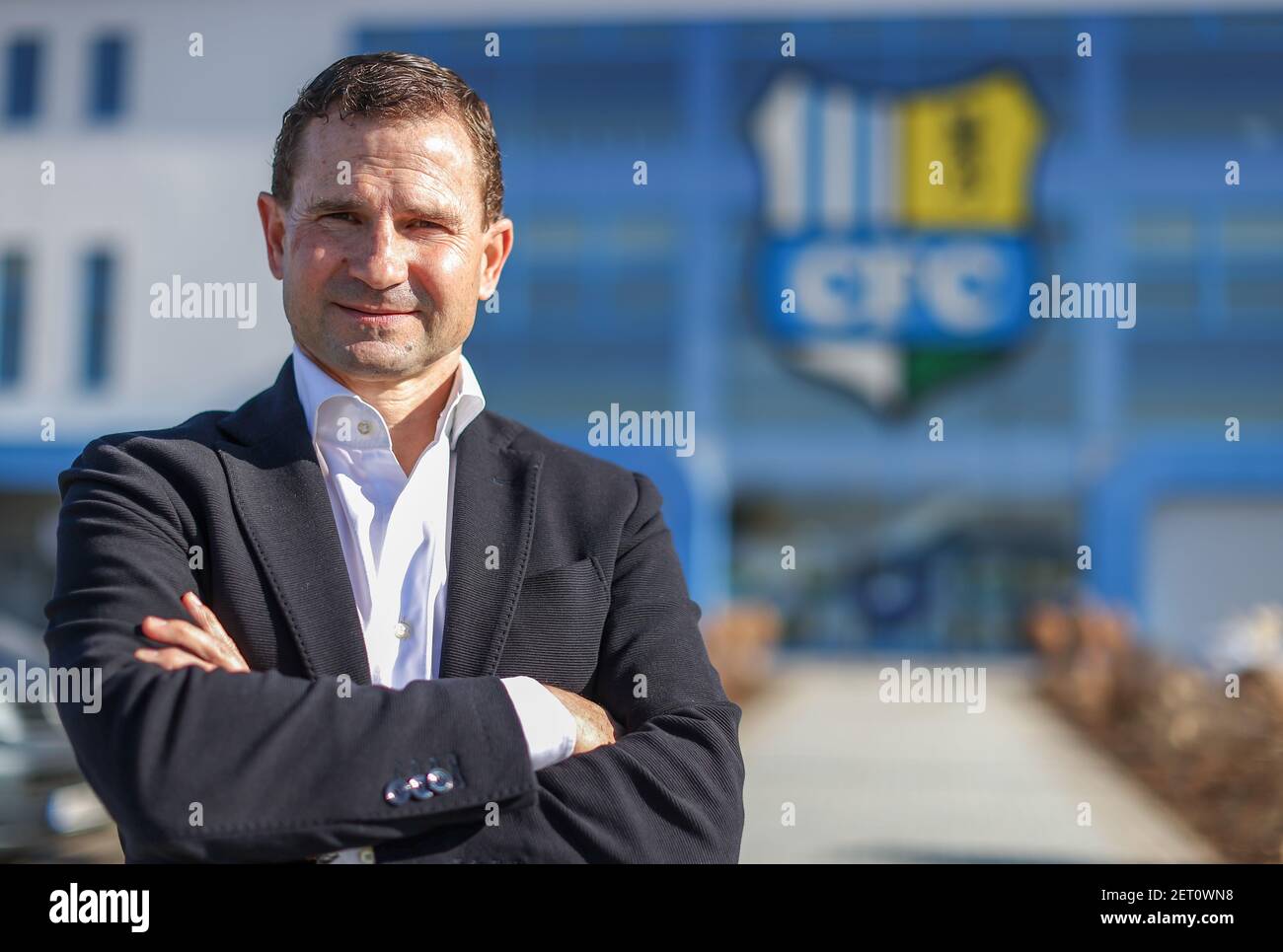 Chemnitz, Deutschland. März 2021, 01st. Marc Arnold, der neue Sportgeschäftsführer des Chemnitzer FC, steht vor dem Vereinslogo im Stadion in der Gellertstraße. Der 50-Jährige will den Verein aus der Regionalliga und zurück in den Profifußball führen. In der regionalen Liga-Saison, die weiterhin durch die Corona-Pandemie unterbrochen wird, ist der FC auf dem neunten Platz in der Tabelle mit 17 Punkten nach 13 Spielen. Quelle: Jan Woitas/dpa-Zentralbild/ZB/dpa/Alamy Live News Stockfoto