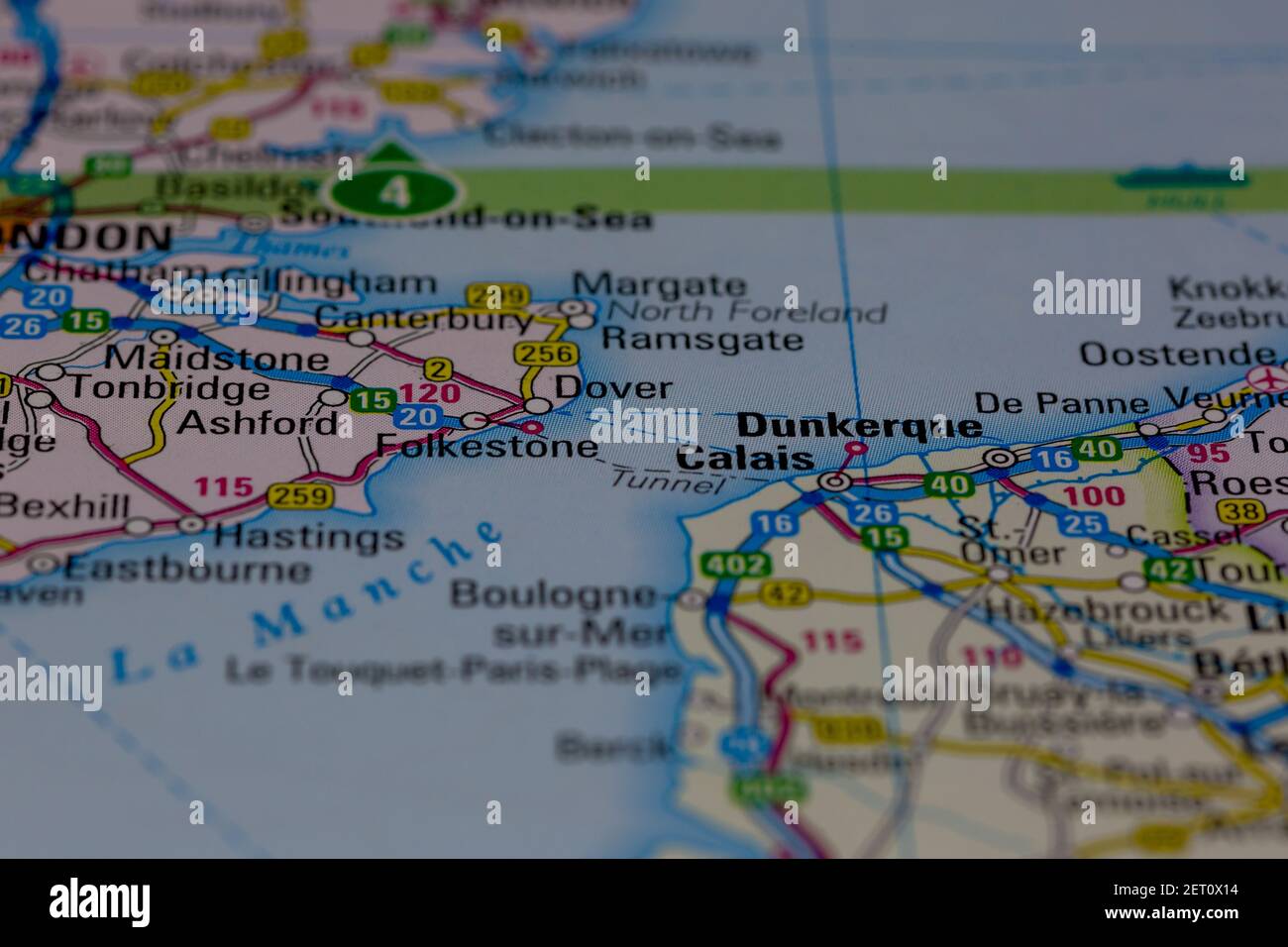 Dover und Calais und der englische Kanal auf einem Straßenkarte oder Geografie-Karte Stockfoto