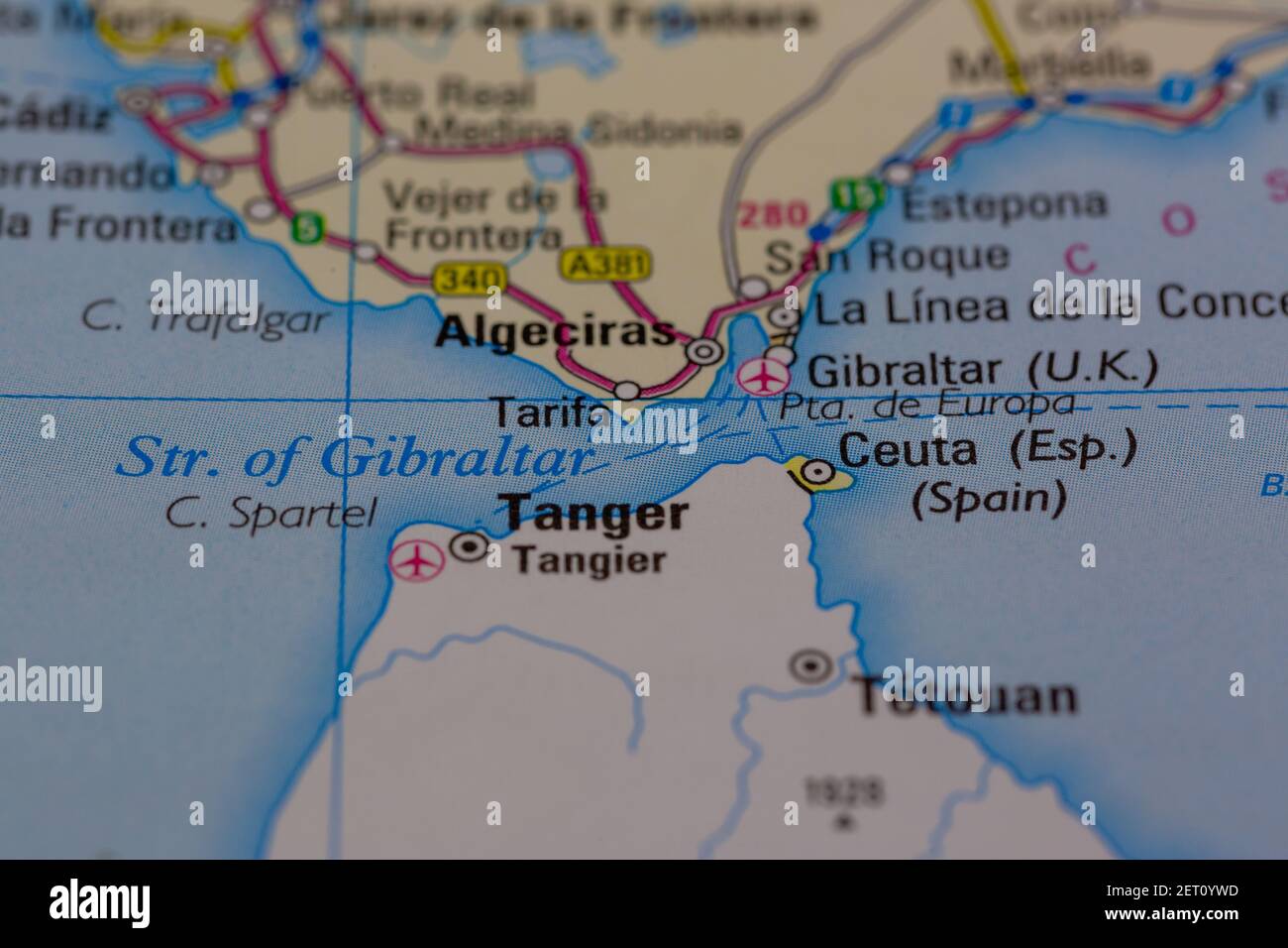 Die Straße von Gibraltar auf einer Straßenkarte oder angezeigt Geografische Karte Stockfoto