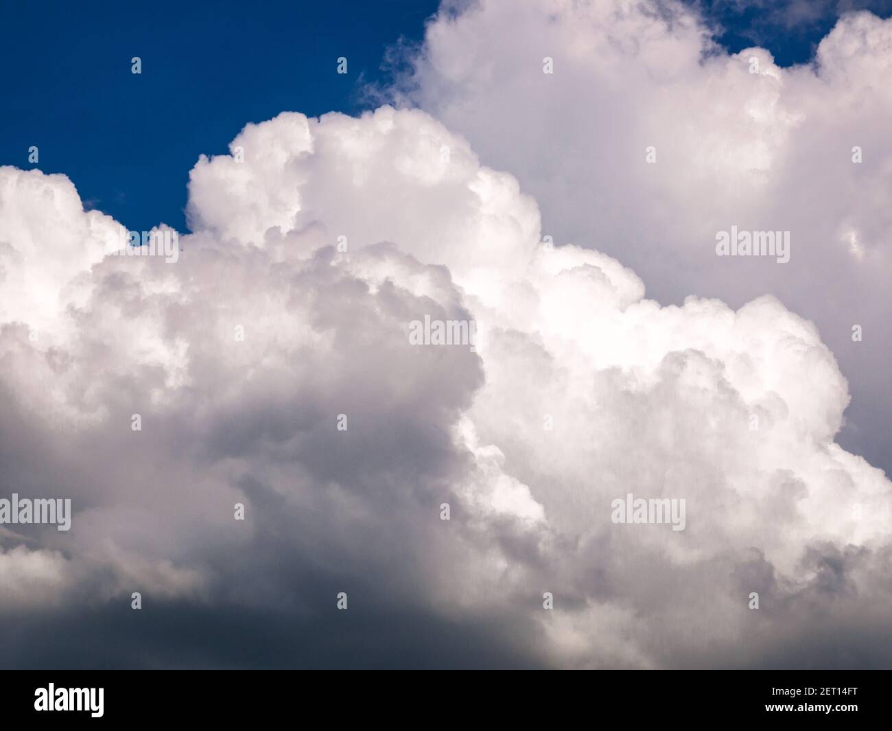 Starker Regen Wolken auf einem blauen Himmel Stockfoto