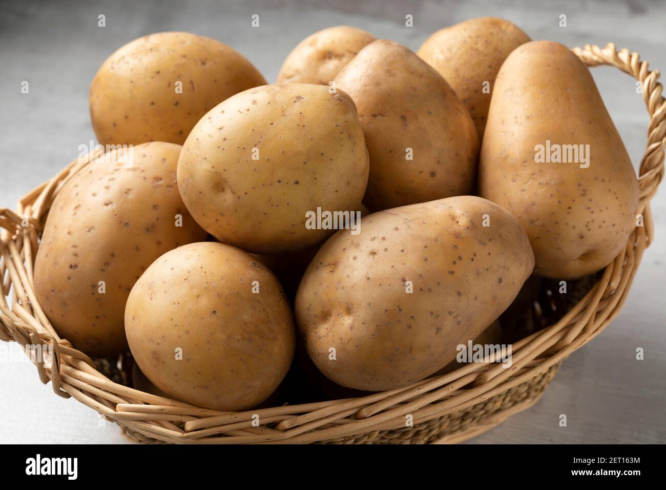 Korb mit frischen rohen Nicola Kartoffeln aus nächster Nähe Stockfoto