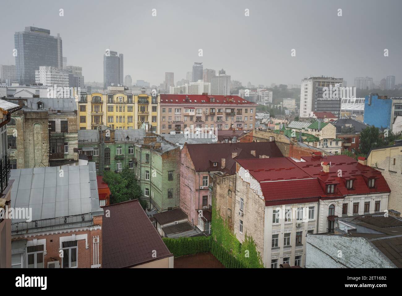 Luftaufnahme der Kiewer Gebäude an einem regnerischen Tag - Kiew, Ukraine Stockfoto