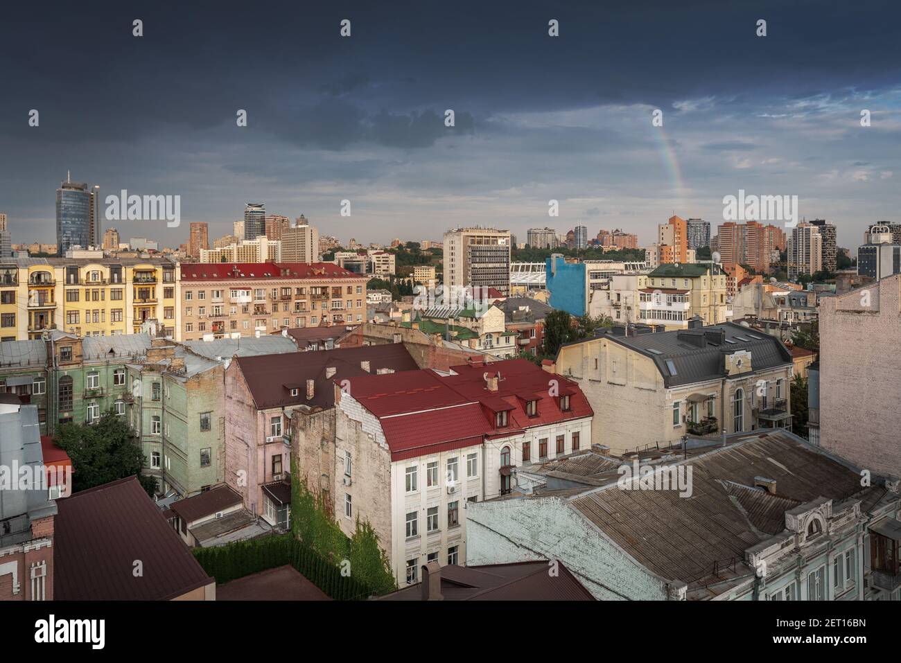 Luftaufnahme der Kiewer Gebäude mit Regenbogen auf dem Hintergrund - Kiew, Ukraine Stockfoto