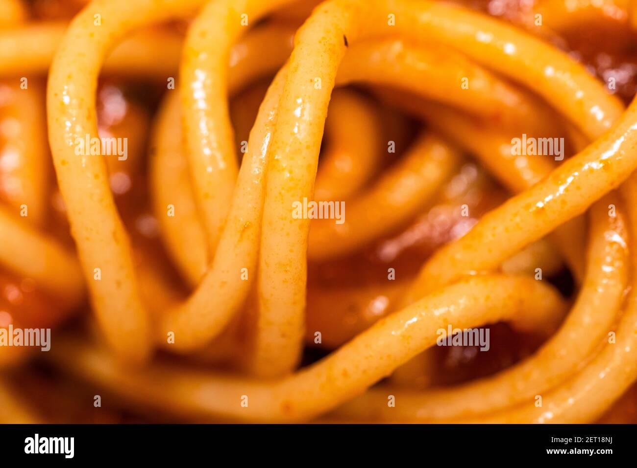 Extreme Nahaufnahme Makroaufnahme von Spaghetti-Nudeln mit Tomatensauce. Stockfoto