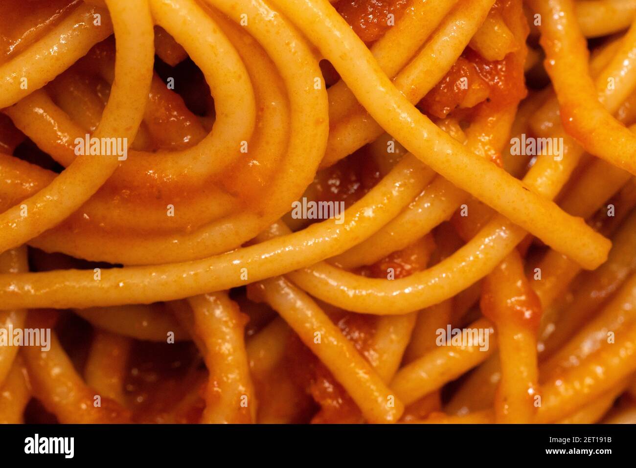 Extreme Nahaufnahme Makroaufnahme von Spaghetti-Nudeln mit Tomatensauce. Stockfoto