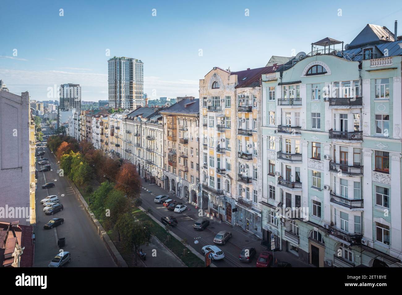 Luftaufnahme der Kiewer Straße und Wohngebäude - Kiew, Ukraine Stockfoto