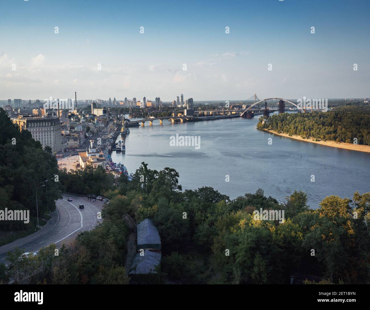 Luftaufnahme von Kiewer Ufer und Dnjepr Fluss mit Kiewer Brücken im Hintergrund - Kiew, Ukraine Stockfoto