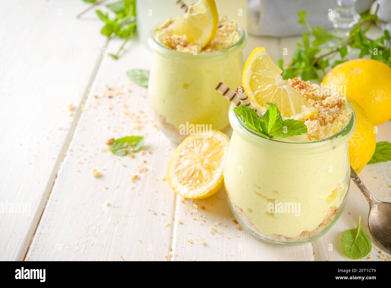 Kein gebackener hausgemachter Zitronenkäsekuchen mit Minze im kleinen Jahrgang Gläser Stockfoto