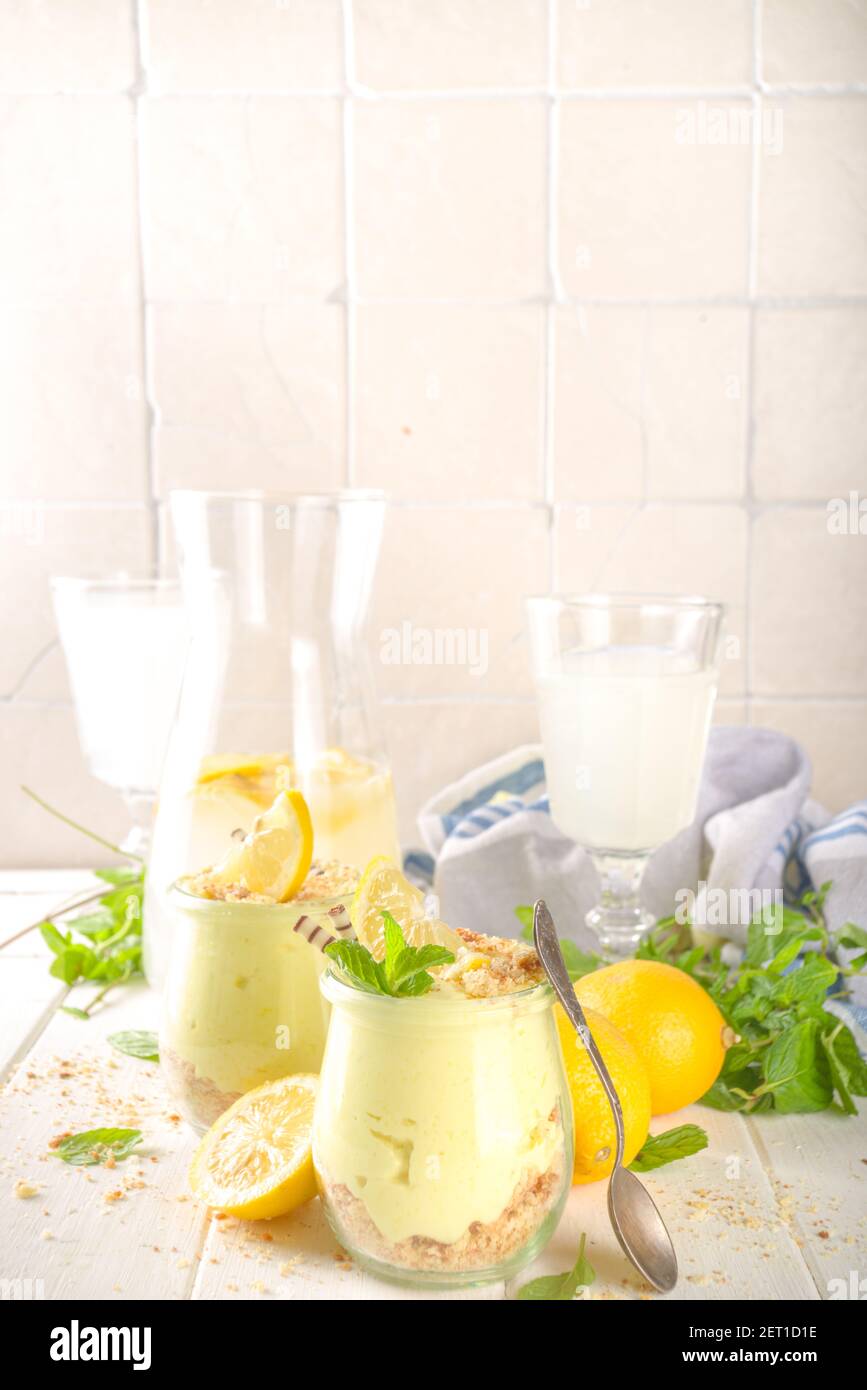 Kein gebackener hausgemachter Zitronenkäsekuchen mit Minze im kleinen Jahrgang Gläser Stockfoto