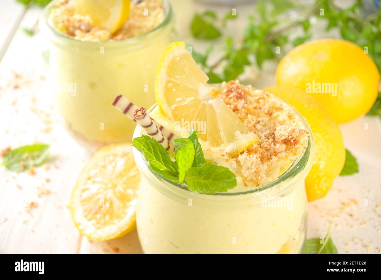 Kein gebackener hausgemachter Zitronenkäsekuchen mit Minze im kleinen Jahrgang Gläser Stockfoto